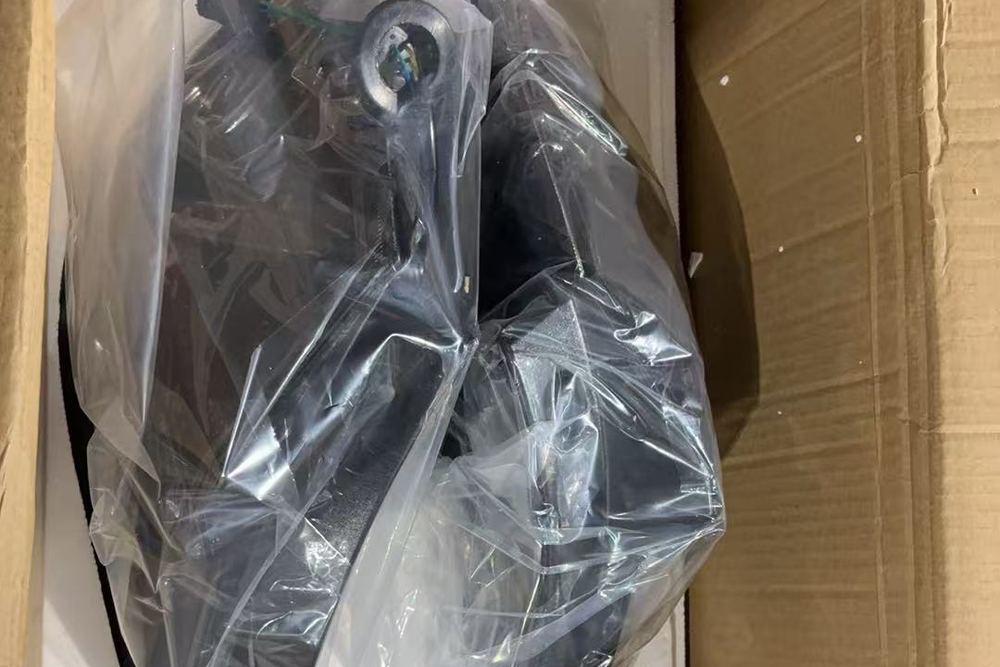 翻新维修工位纪实：清洁检测补装与重新包装